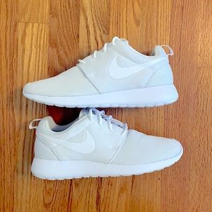 Nike Roshe Women’s Sneakers Size 8